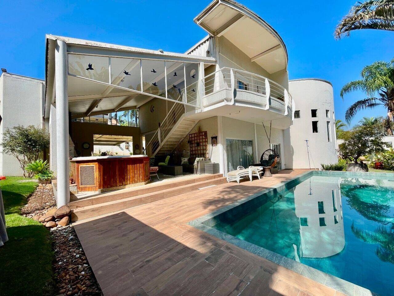 Piscina e área externa casa à venda em Residencial Tambore 1, Alphaville, Barueri — 4 suítes, 500 m² — imagem 5 de 20