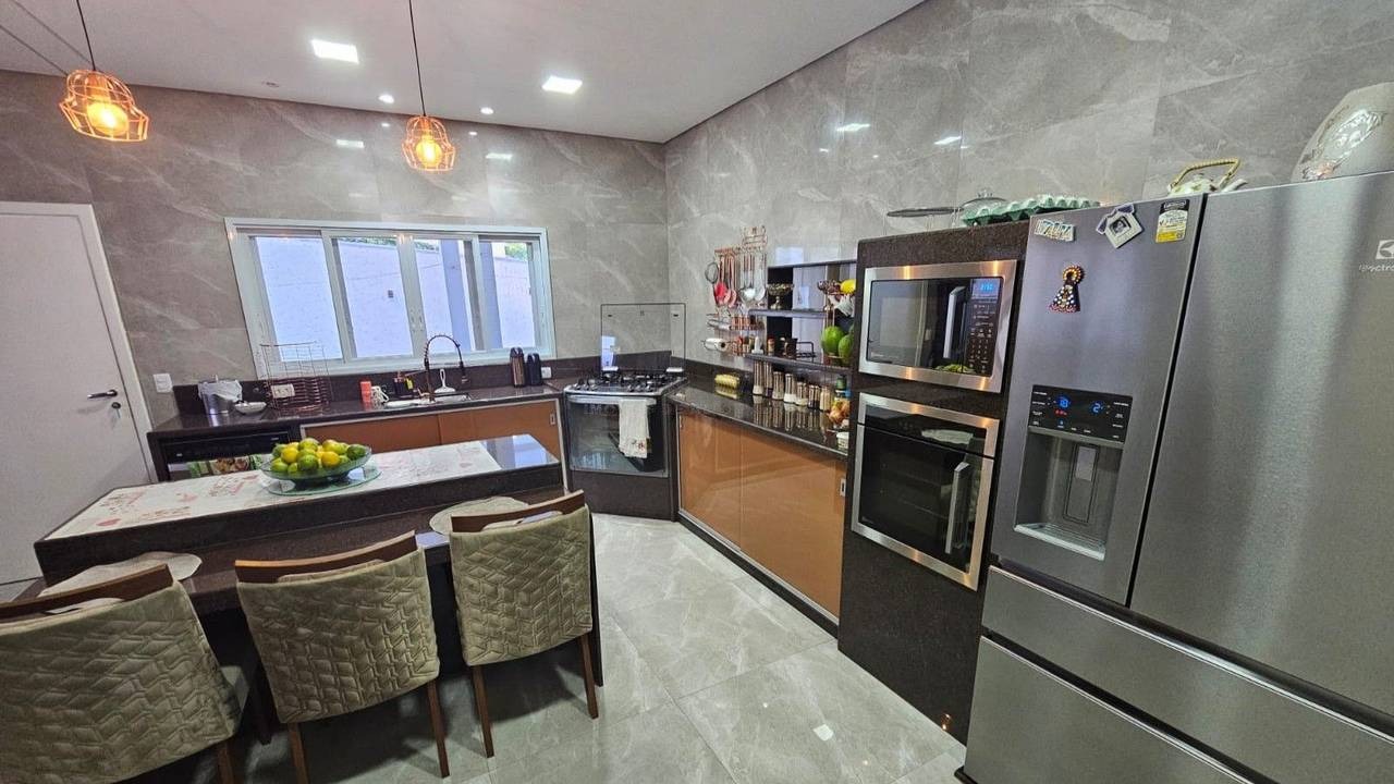 Cozinha e área gourmet casa à venda em Residencial Tambore 1, Alphaville, Barueri — 5 suítes, 980 m² — imagem 3 de 20