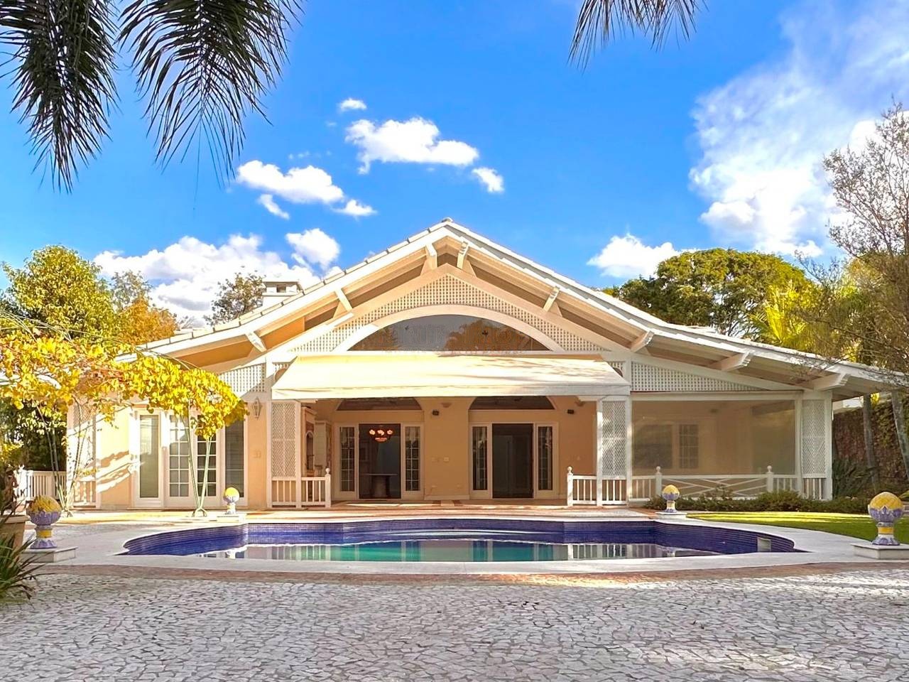 Fachada casa à venda em Residencial Tambore 1, Alphaville, Barueri — 4 suítes, 700 m² — imagem 1 de 20