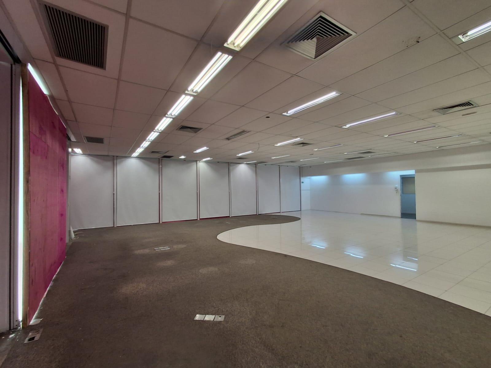 Cozinha e área gourmet loja para alugar em Alphaville, Barueri — 285 m² — imagem 3 de 15