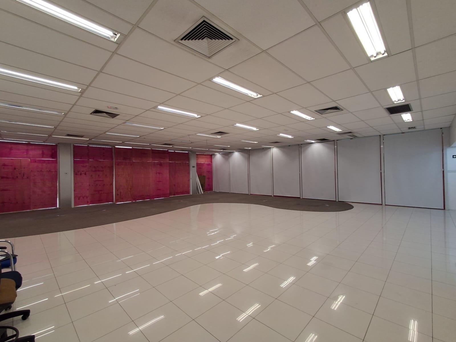 Piscina e área externa loja para alugar em Alphaville, Barueri — 285 m² — imagem 5 de 15