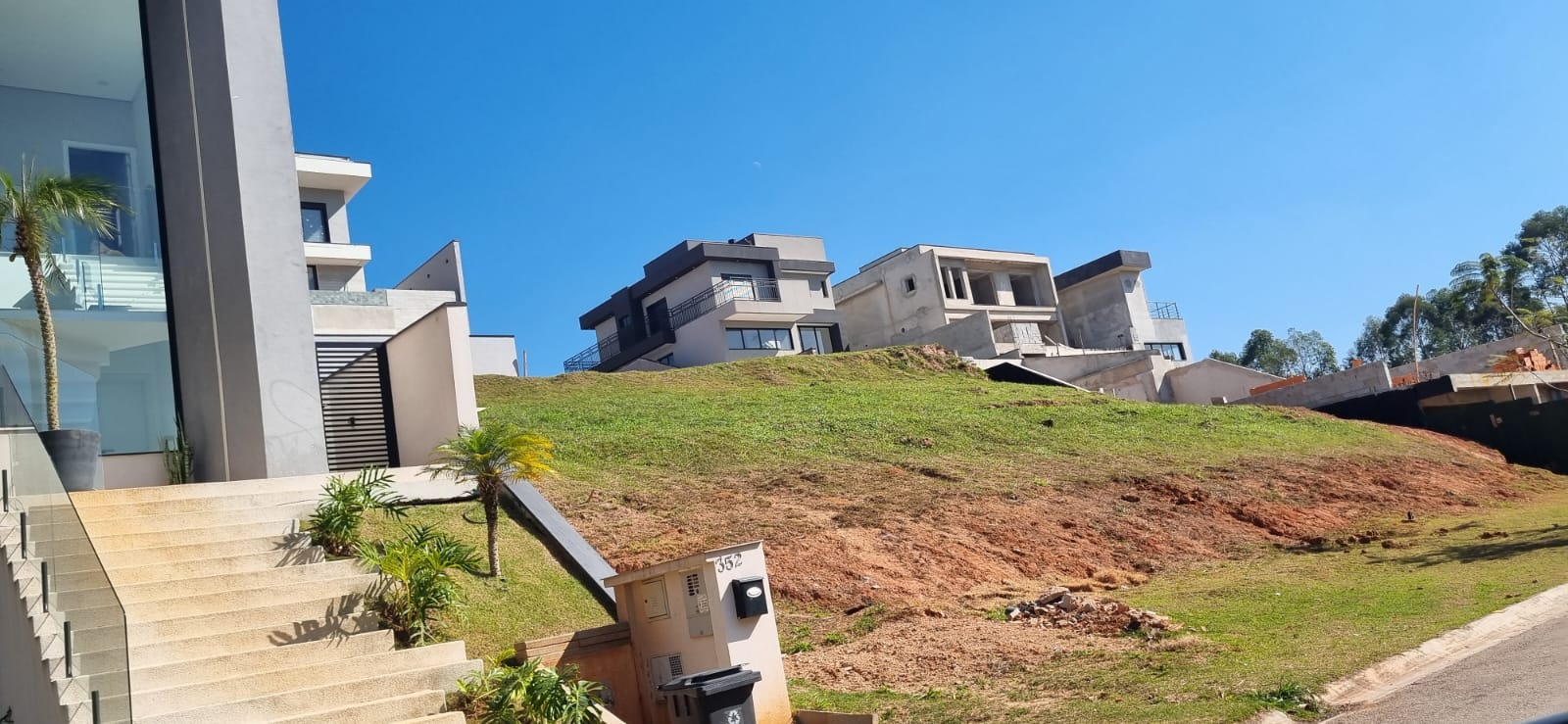 Sala de estar terreno_lote à venda em Itahye Residencial, Alphaville, Santana de Parnaíba — 420 m² — imagem 2 de 14