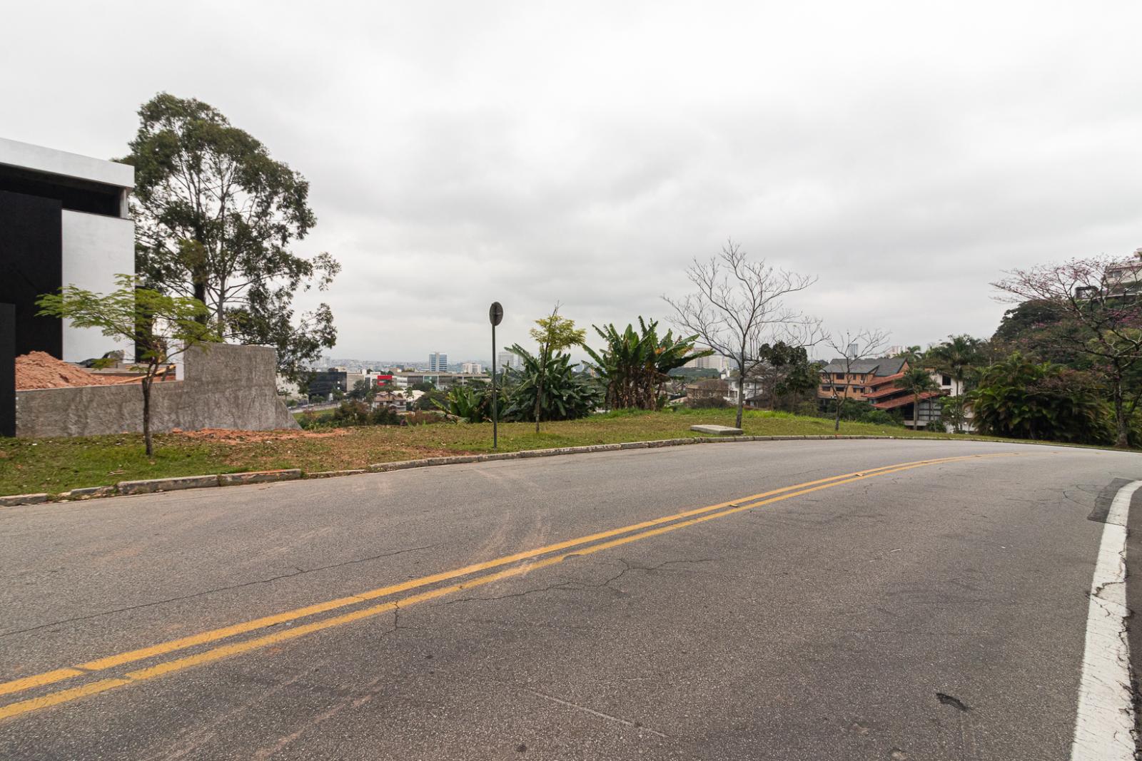 Sala de estar terreno_lote à venda em Residencial Tambore 1, Alphaville, Santana de Parnaíba — 2347 m² — imagem 2 de 5