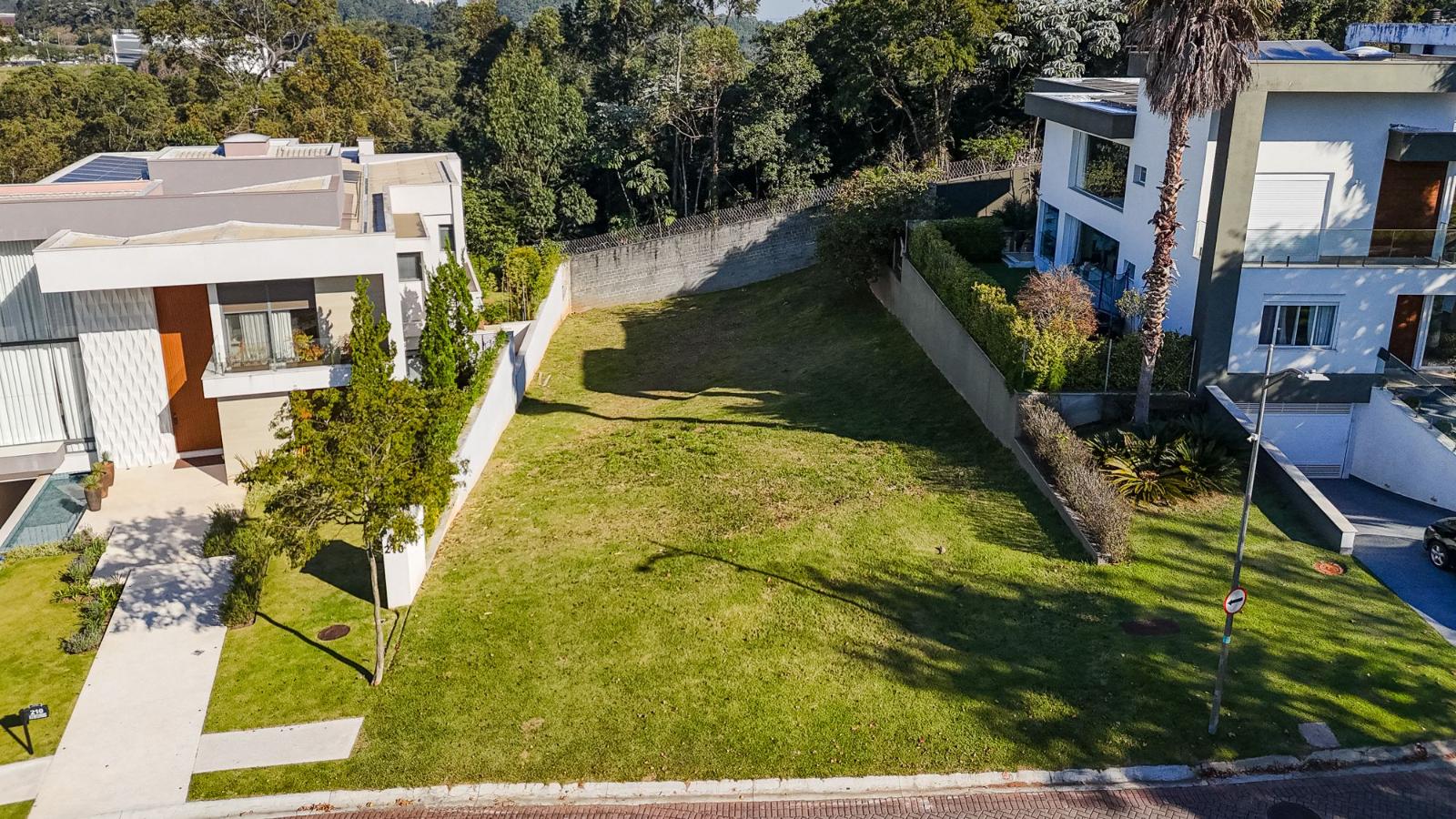 Suíte principal terreno à venda em Tambore 11, Alphaville, Santana de Parnaíba — 736 m² — imagem 4 de 15