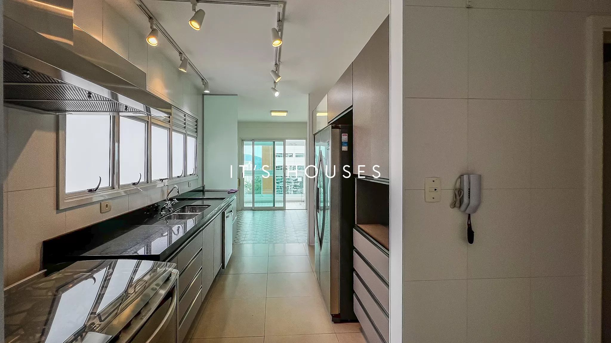 Suíte principal apartamento à venda em Edificio Vogue, Alphaville, Barueri — 3 suítes, 253 m² — imagem 4 de 9