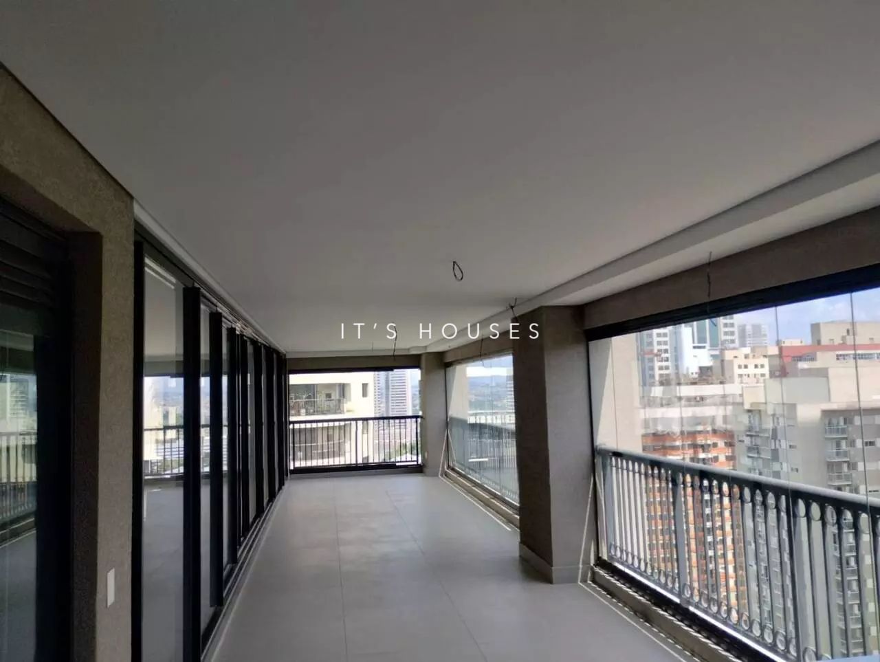 Área de convivência apartamento à venda em Edificio Oiapoque, Alphaville, Barueri — 4 suítes, 360 m² — imagem 6 de 18
