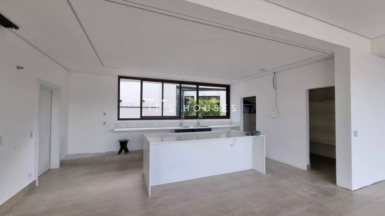 Área de convivência casa à venda em Tambore 11, Alphaville, Santana de Parnaíba — 4 suítes, 836 m² — imagem 6 de 13
