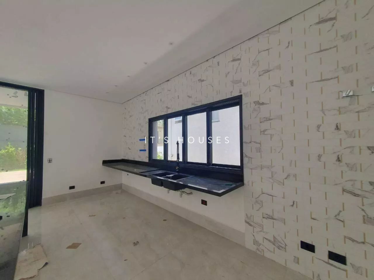 Área de convivência casa à venda em Tambore 11, Alphaville, Santana de Parnaíba — 4 suítes, 480 m² — imagem 6 de 16