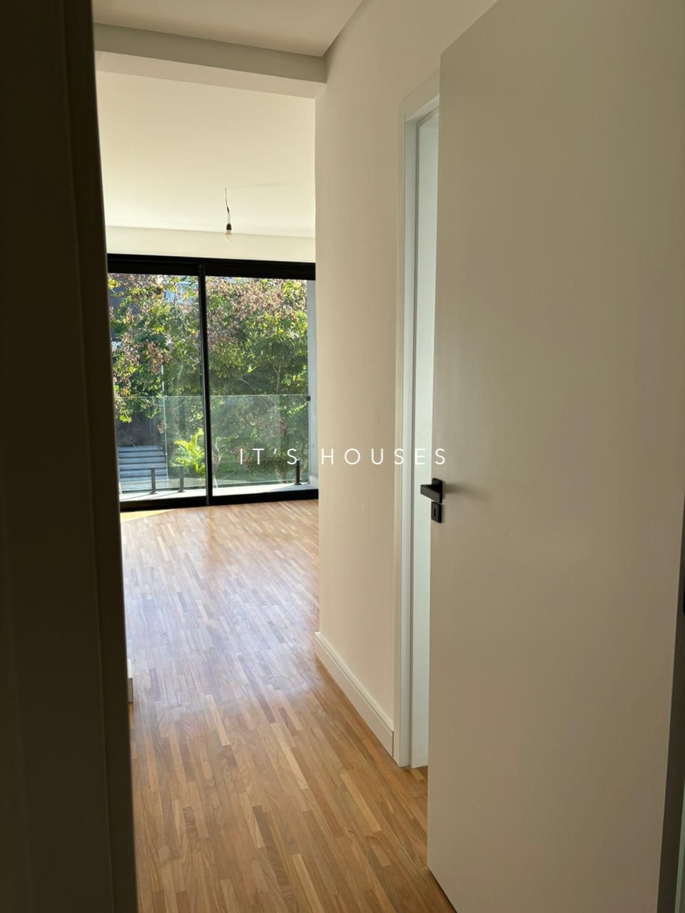 Sala de estar casa à venda em Tambore 11, Alphaville, Santana de Parnaíba — 4 suítes, 420 m² — imagem 2 de 17