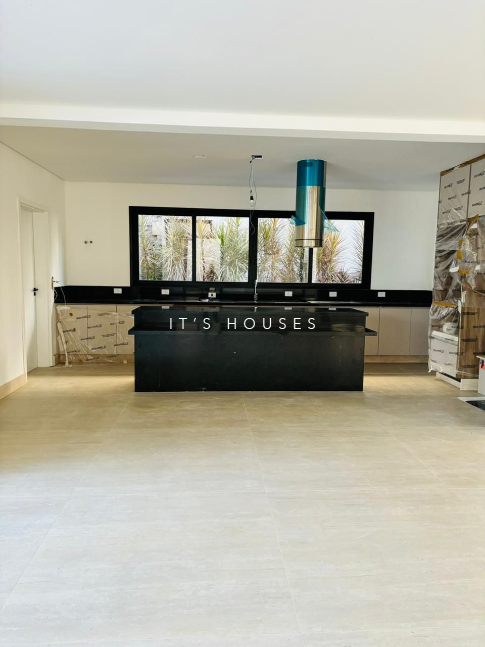 Cozinha e área gourmet casa à venda em Tambore 11, Alphaville, Santana de Parnaíba — 4 suítes, 420 m² — imagem 3 de 17