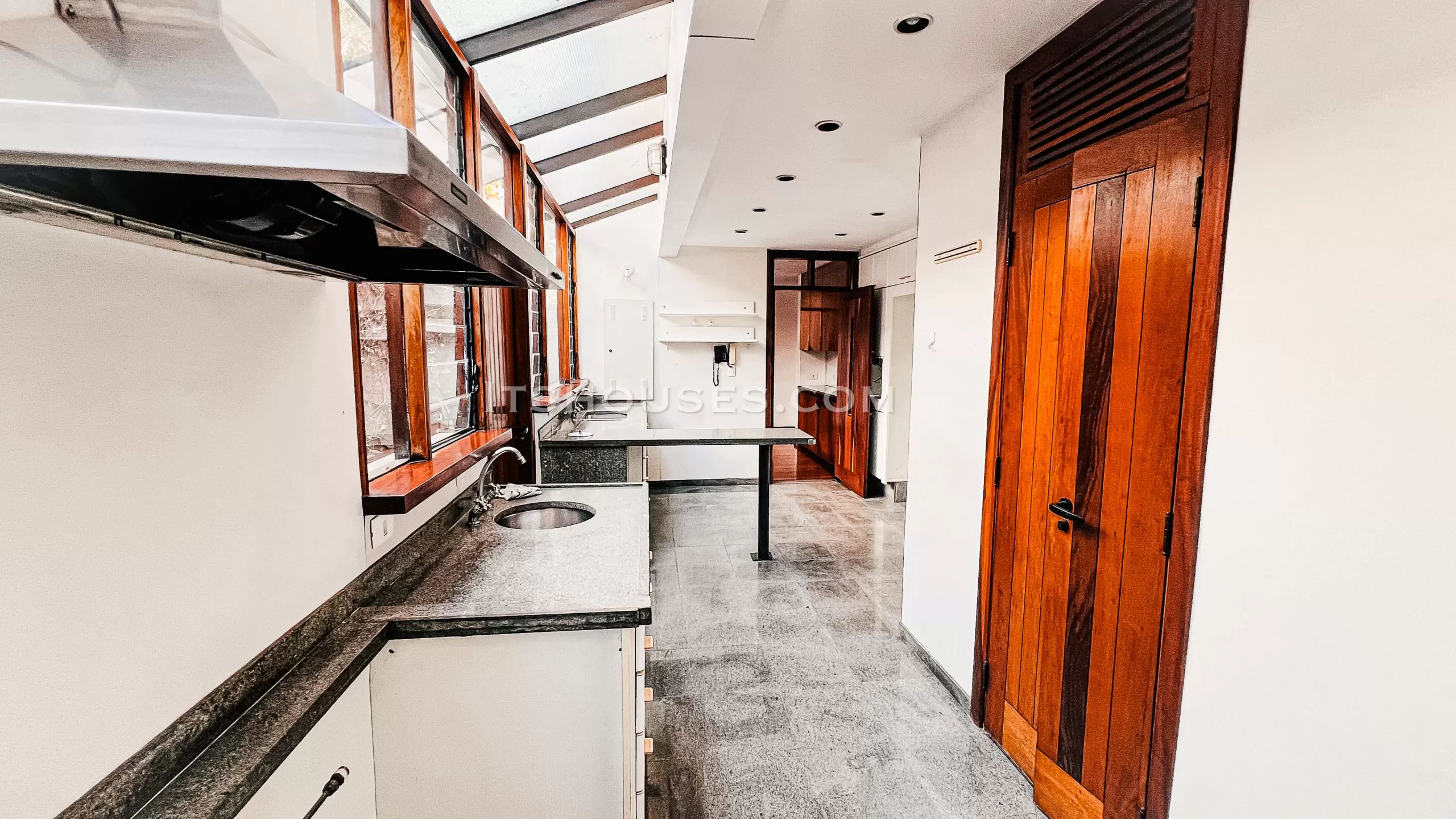 Piscina e área externa casa à venda ou para alugar em Alphaville Residencial 1, Alphaville, Barueri — 4 suítes, 810 m² — imagem 5 de 24