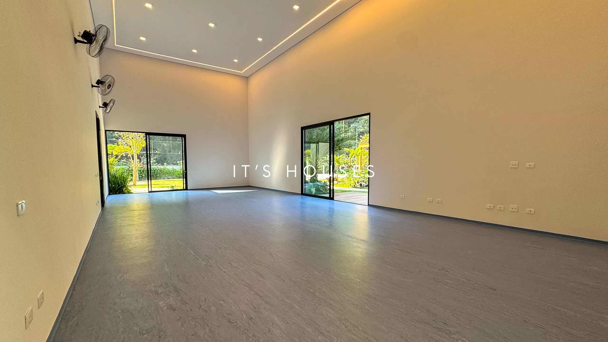 Piscina e área externa casa à venda em Residencial Tambore 1, Alphaville, Barueri — 7 suítes, 3500 m² — imagem 5 de 33