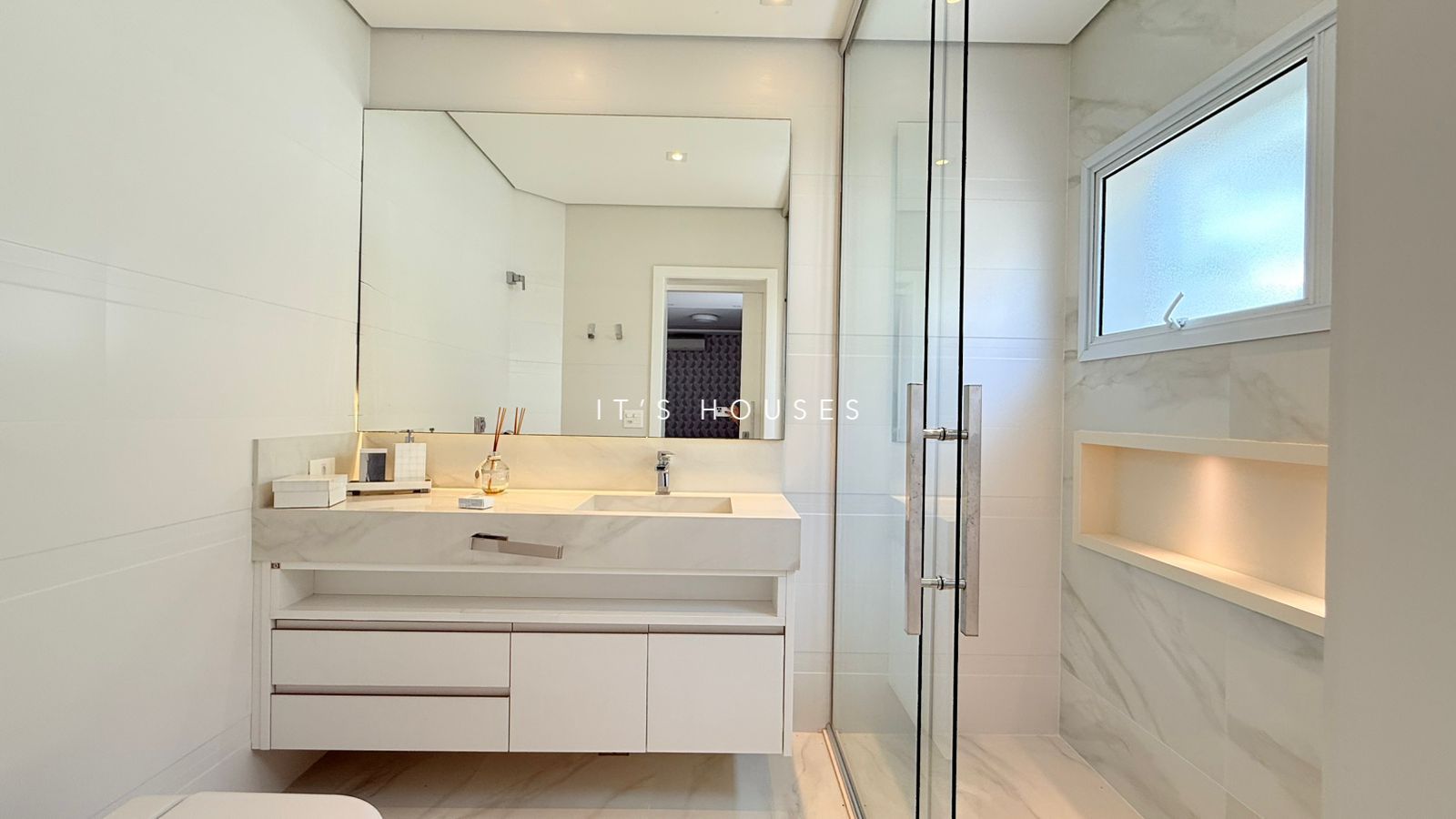 Sala de estar casa à venda ou para alugar em Alphaville Residencial 1, Alphaville, Barueri — 3 suítes, 580 m² — imagem 2 de 27