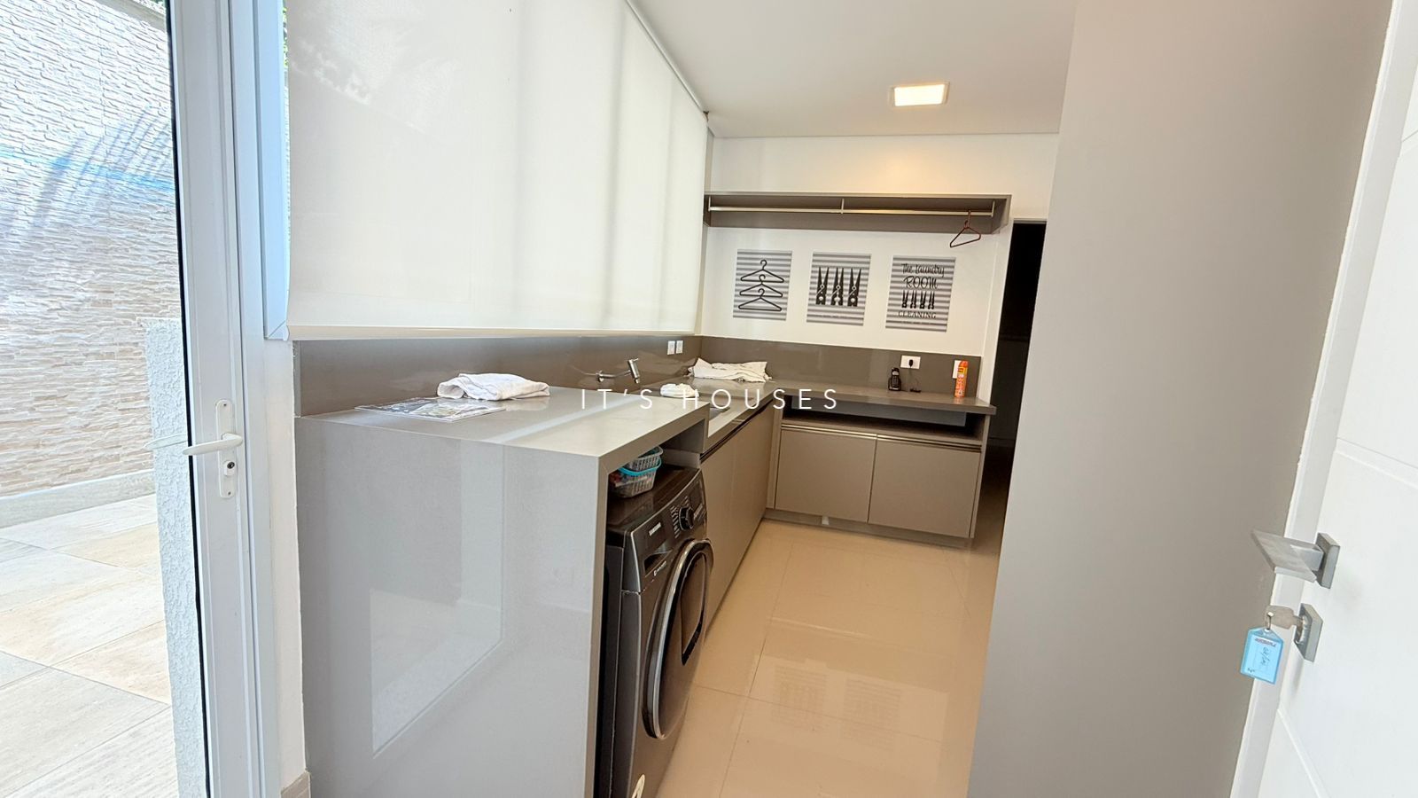 Cozinha e área gourmet casa à venda ou para alugar em Alphaville Residencial 1, Alphaville, Barueri — 3 suítes, 580 m² — imagem 3 de 27