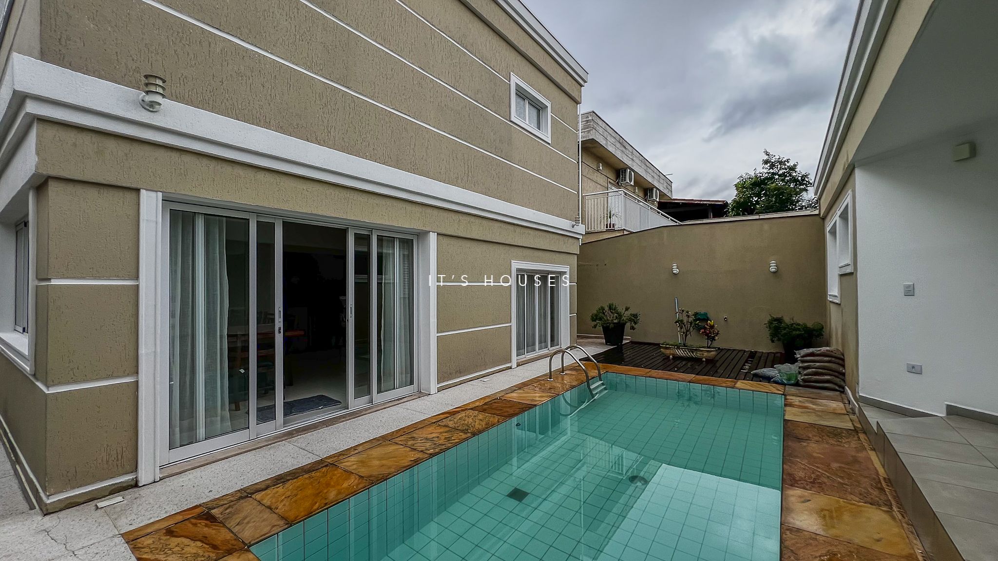Fachada casa para alugar em Alphaville Residencial 6, Alphaville, Santana de Parnaíba — 4 suítes, 298 m² — imagem 1 de 23