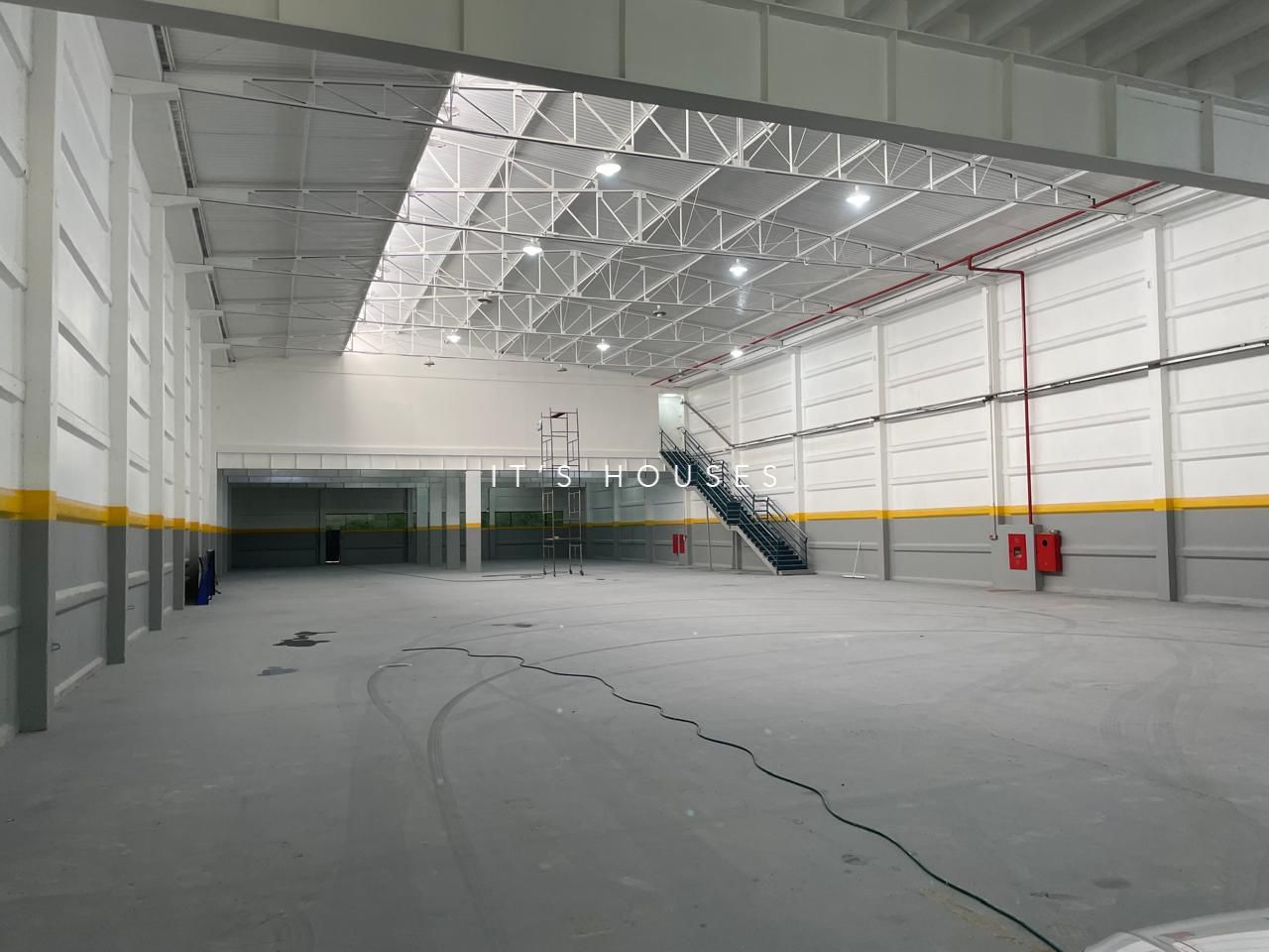 Piscina e área externa galpao para alugar em Barueri — 2200 m² — imagem 5 de 7