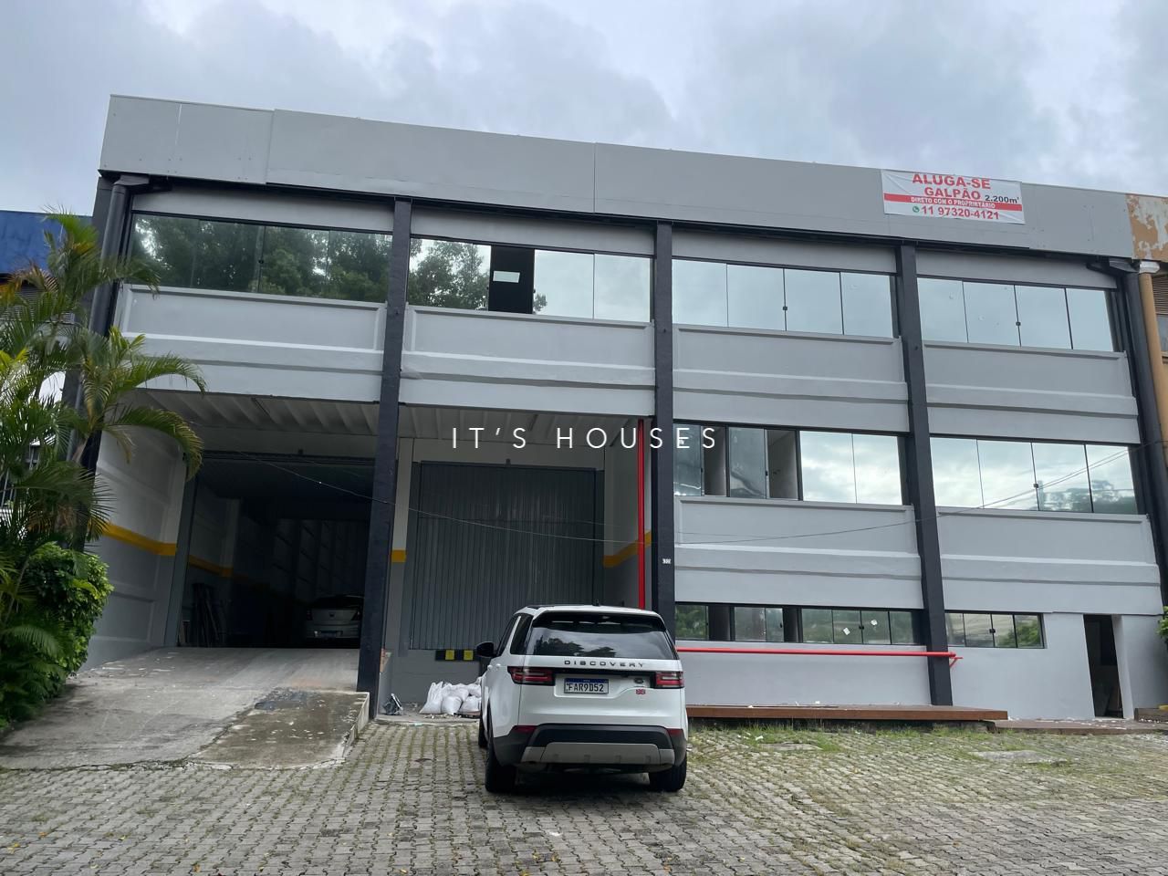 Fachada galpao para alugar em Barueri — 2200 m² — imagem 1 de 7