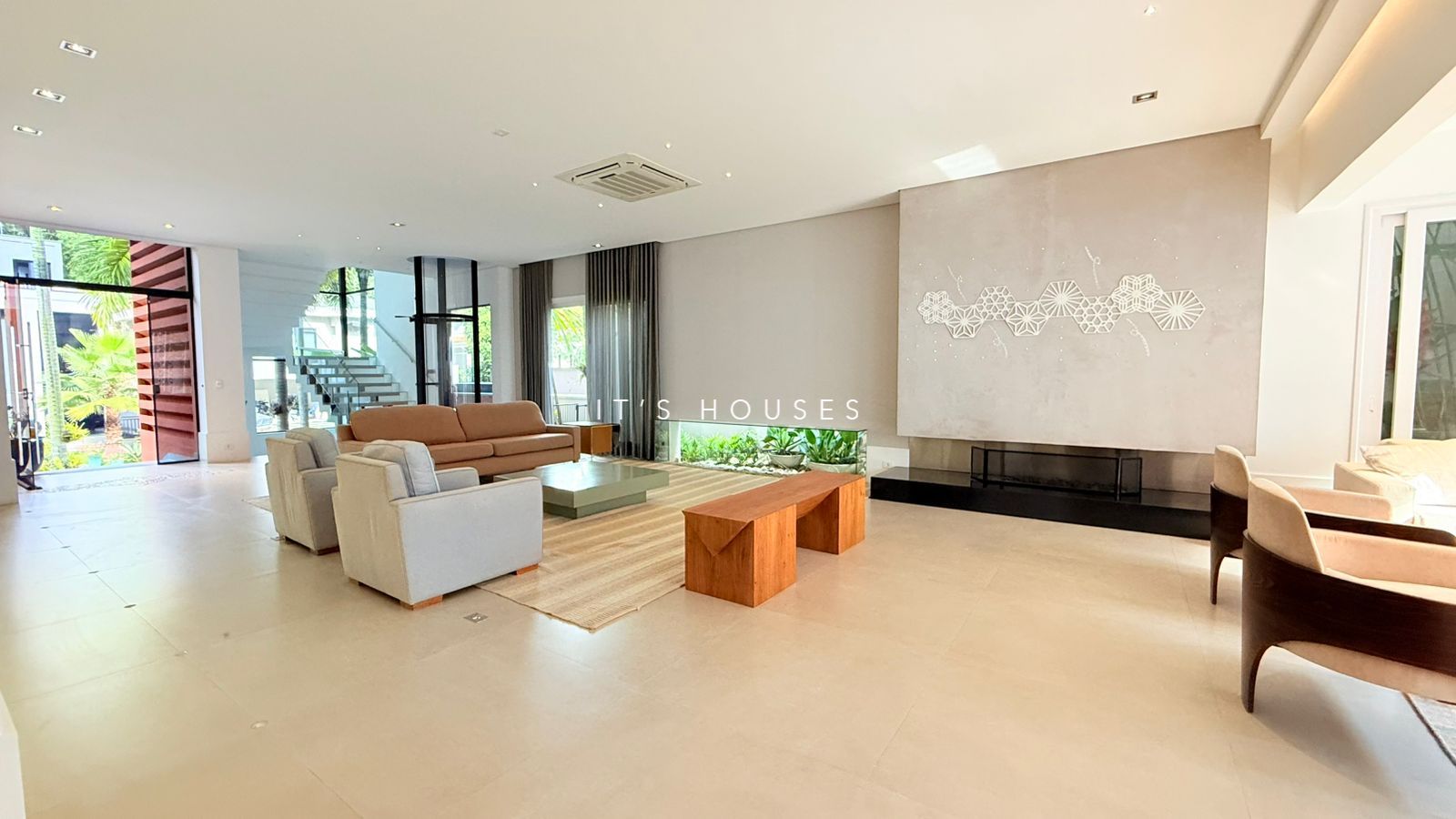 Piscina e área externa casa para alugar em Tambore 11, Alphaville, Santana de Parnaíba — 4 suítes, 505 m² — imagem 5 de 23