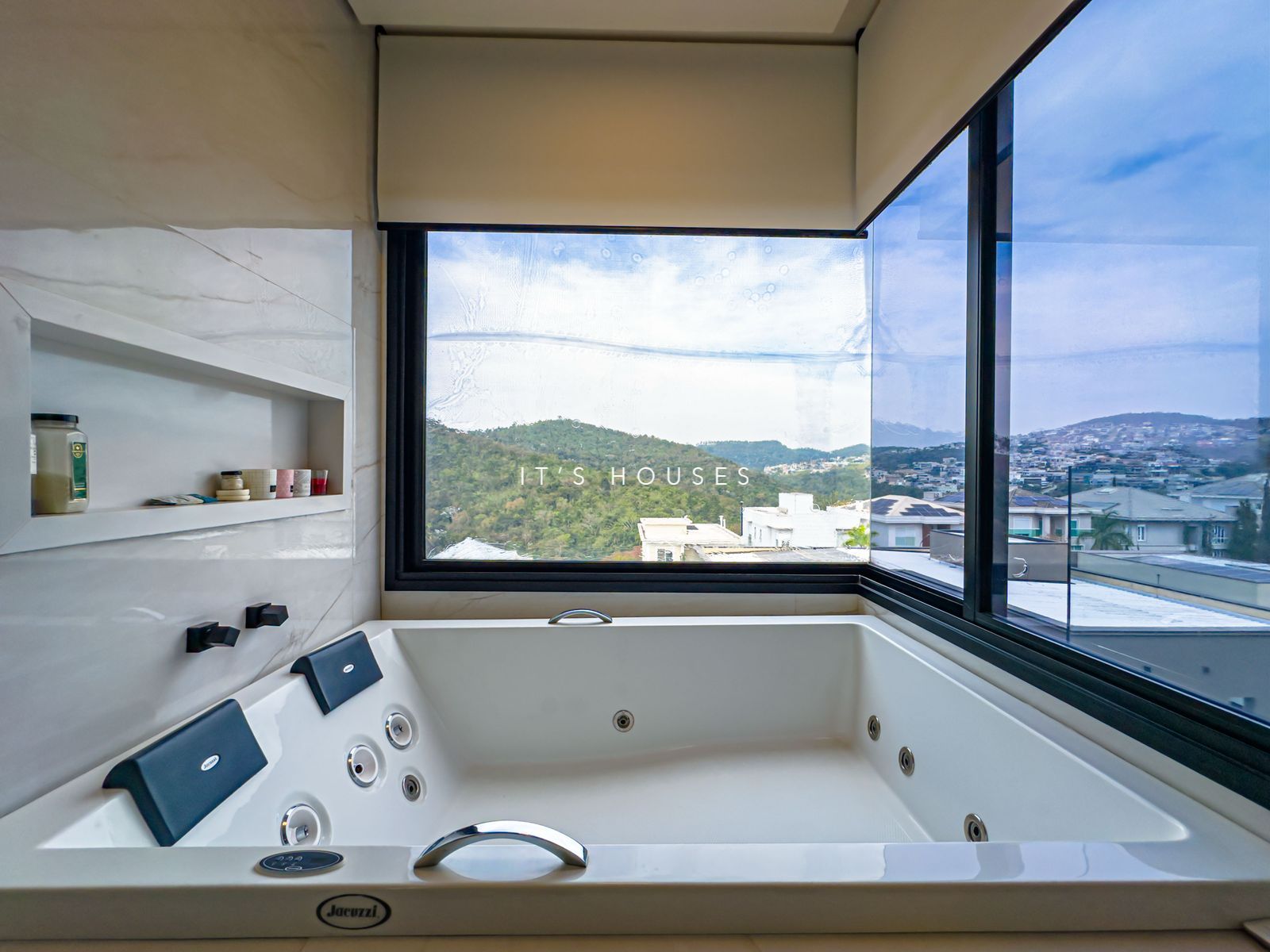 Piscina e área externa casa à venda em Genesis 1, Alphaville, Santana de Parnaíba — 4 suítes, 470 m² — imagem 5 de 30