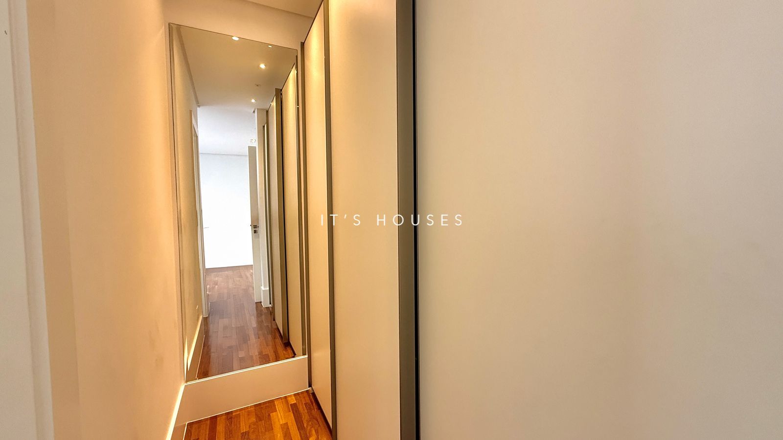 Sala de estar casa à venda em Itahye Residencial, Alphaville, Barueri — 4 suítes, 851 m² — imagem 2 de 37