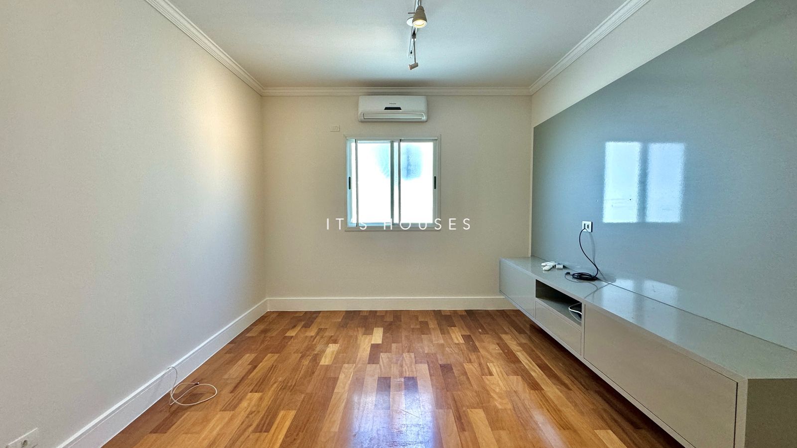 Sala de estar casa à venda em Tambore 5, Alphaville, Santana de Parnaíba — 4 suítes, 330 m² — imagem 2 de 22