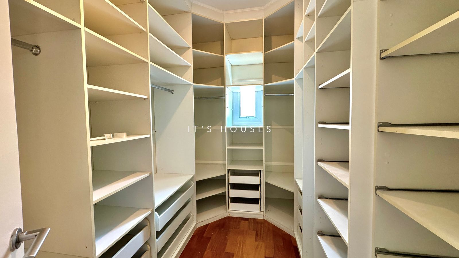 Área de convivência casa à venda em Tambore 5, Alphaville, Santana de Parnaíba — 4 suítes, 330 m² — imagem 6 de 22
