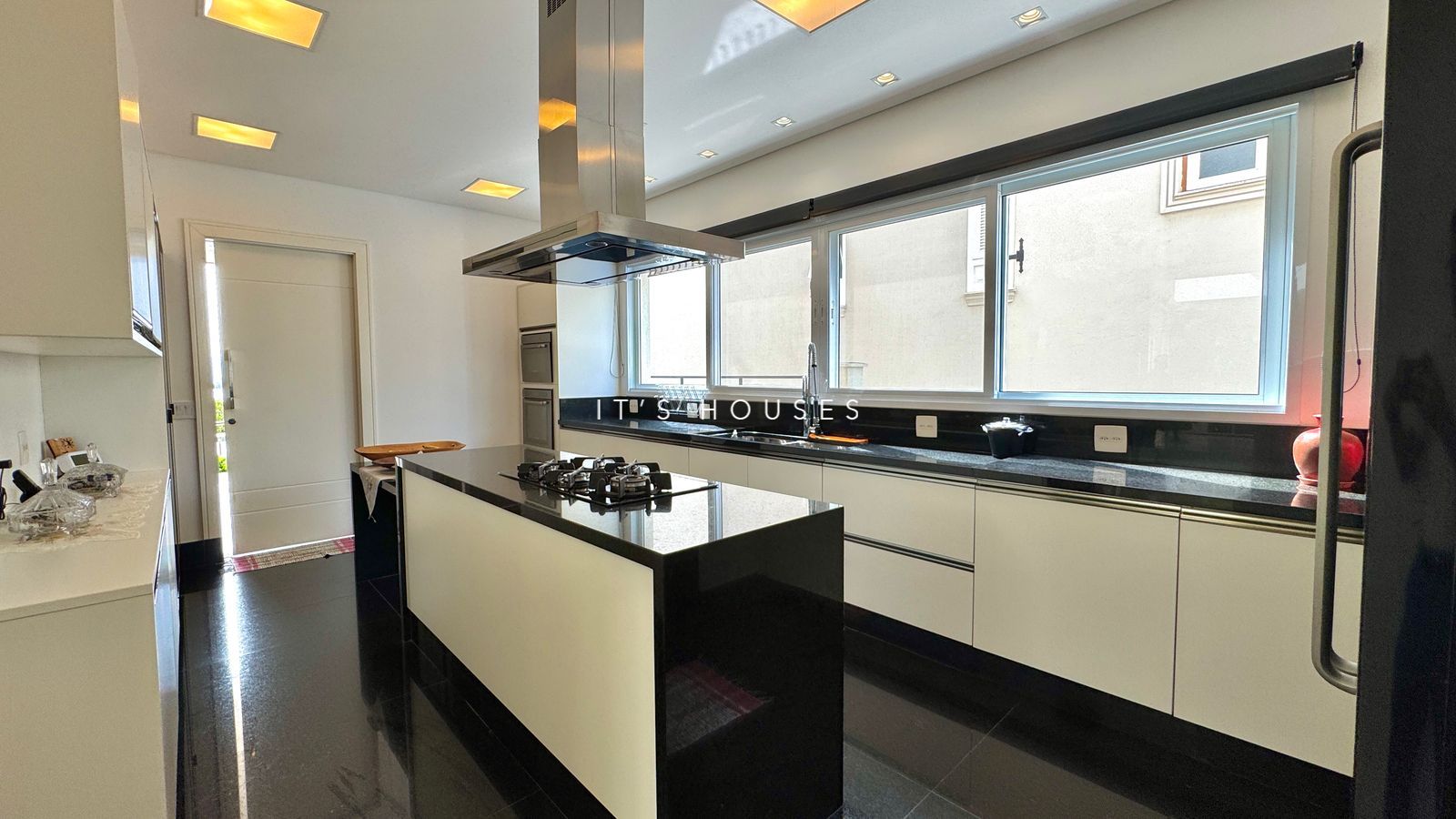Cozinha e área gourmet casa à venda em Residencial Tambore 10 , Alphaville, Santana de Parnaíba — 5 suítes, 815 m² — imagem 3 de 30