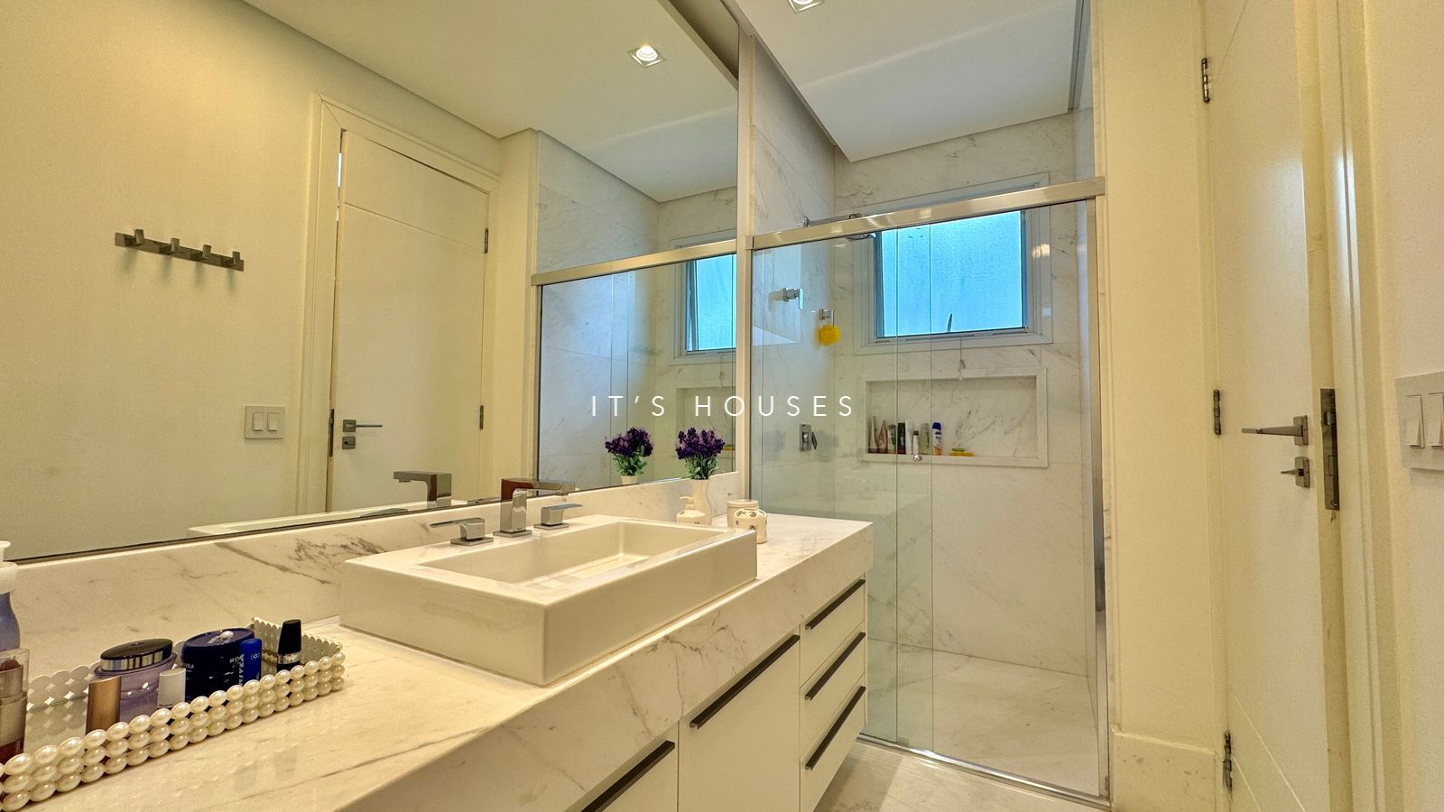 Suíte principal casa à venda em Residencial Tambore 10 , Alphaville, Santana de Parnaíba — 5 suítes, 815 m² — imagem 4 de 30