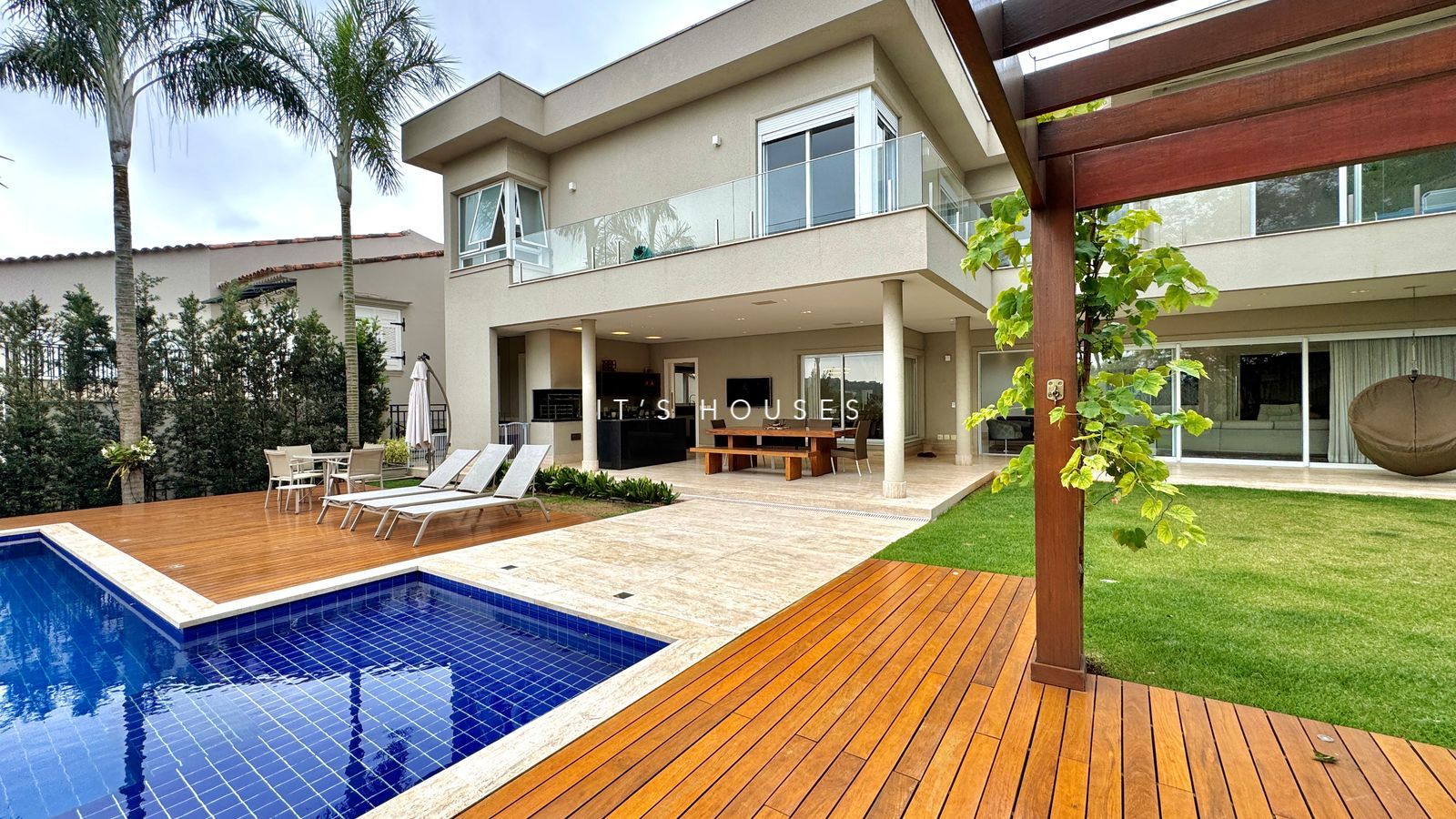 Fachada casa à venda em Residencial Tambore 10 , Alphaville, Santana de Parnaíba — 5 suítes, 815 m² — imagem 1 de 30