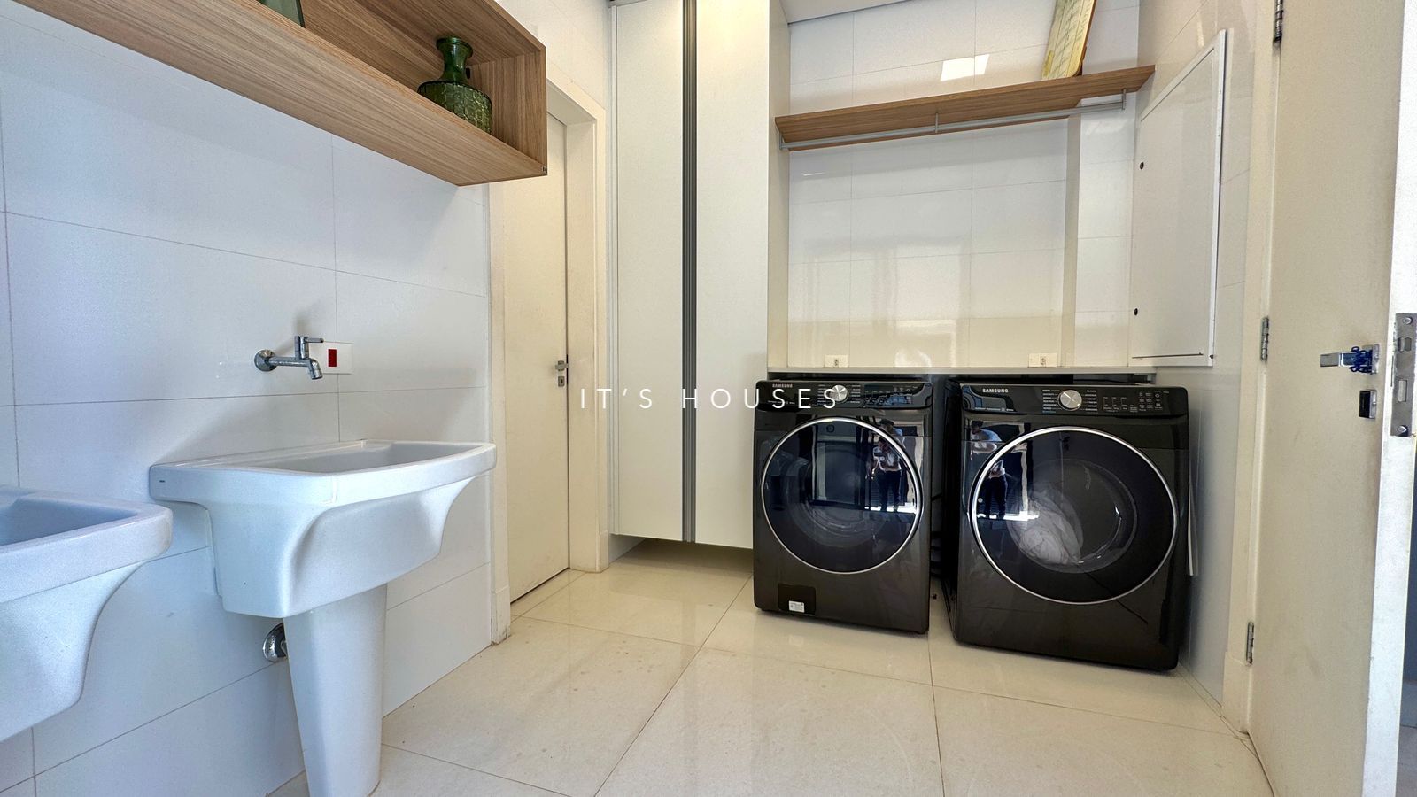 Cozinha e área gourmet casa à venda em Tambore 11, Alphaville, Santana de Parnaíba — 4 suítes, 560 m² — imagem 3 de 30
