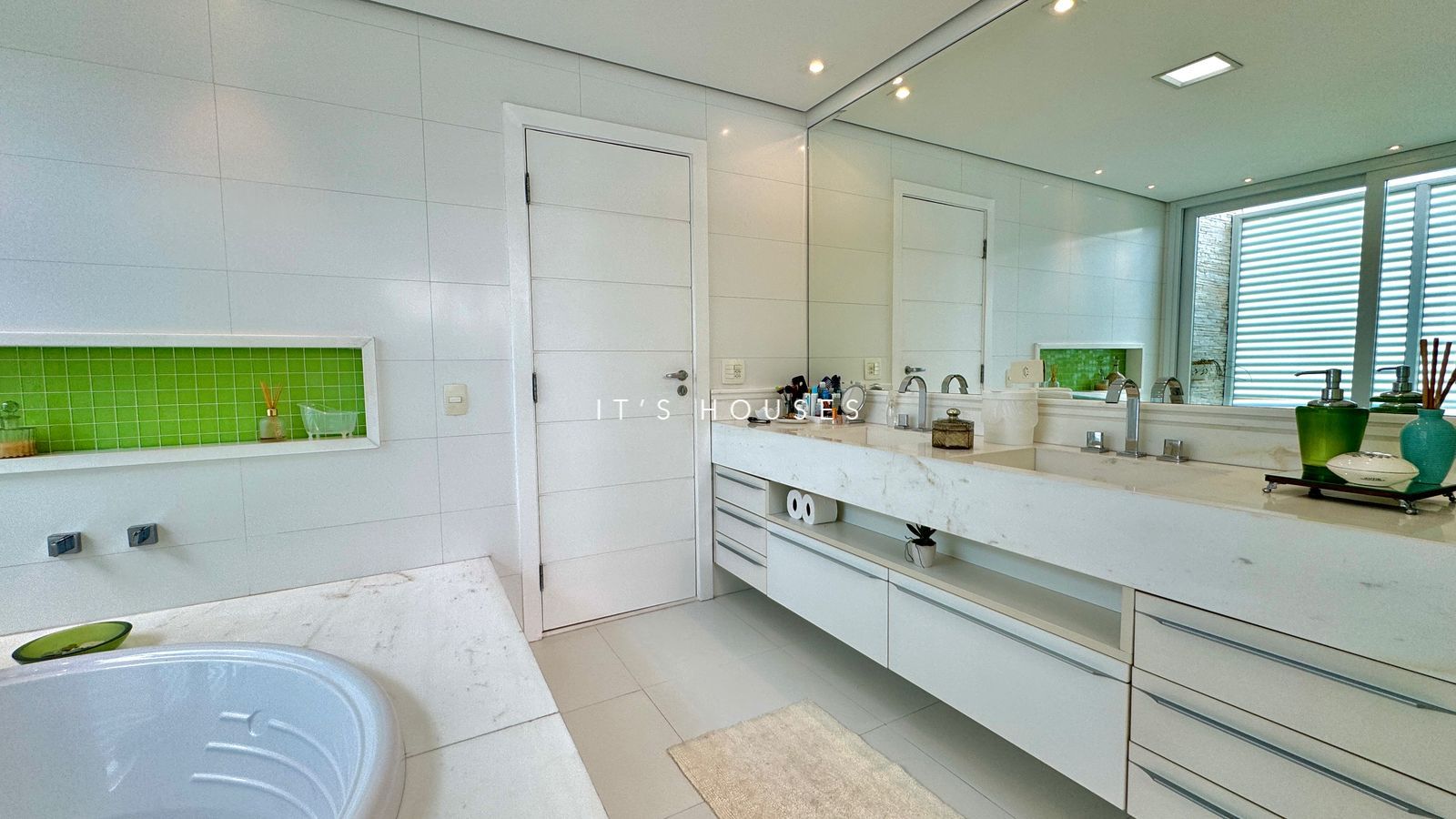 Área de convivência casa à venda em Tambore 11, Alphaville, Santana de Parnaíba — 4 suítes, 420 m² — imagem 6 de 30