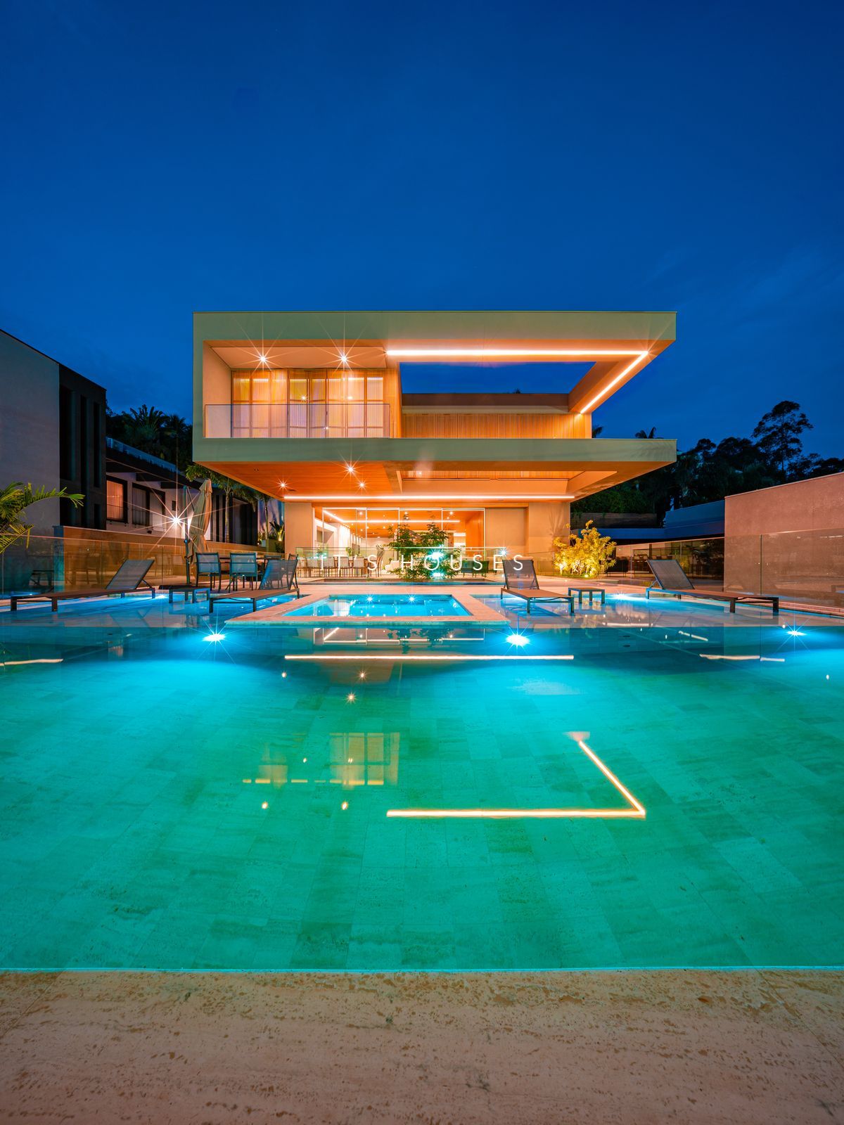 Fachada casa à venda em Tambore 2, Alphaville, Santana de Parnaíba — 5 suítes, 1100 m² — imagem 1 de 19