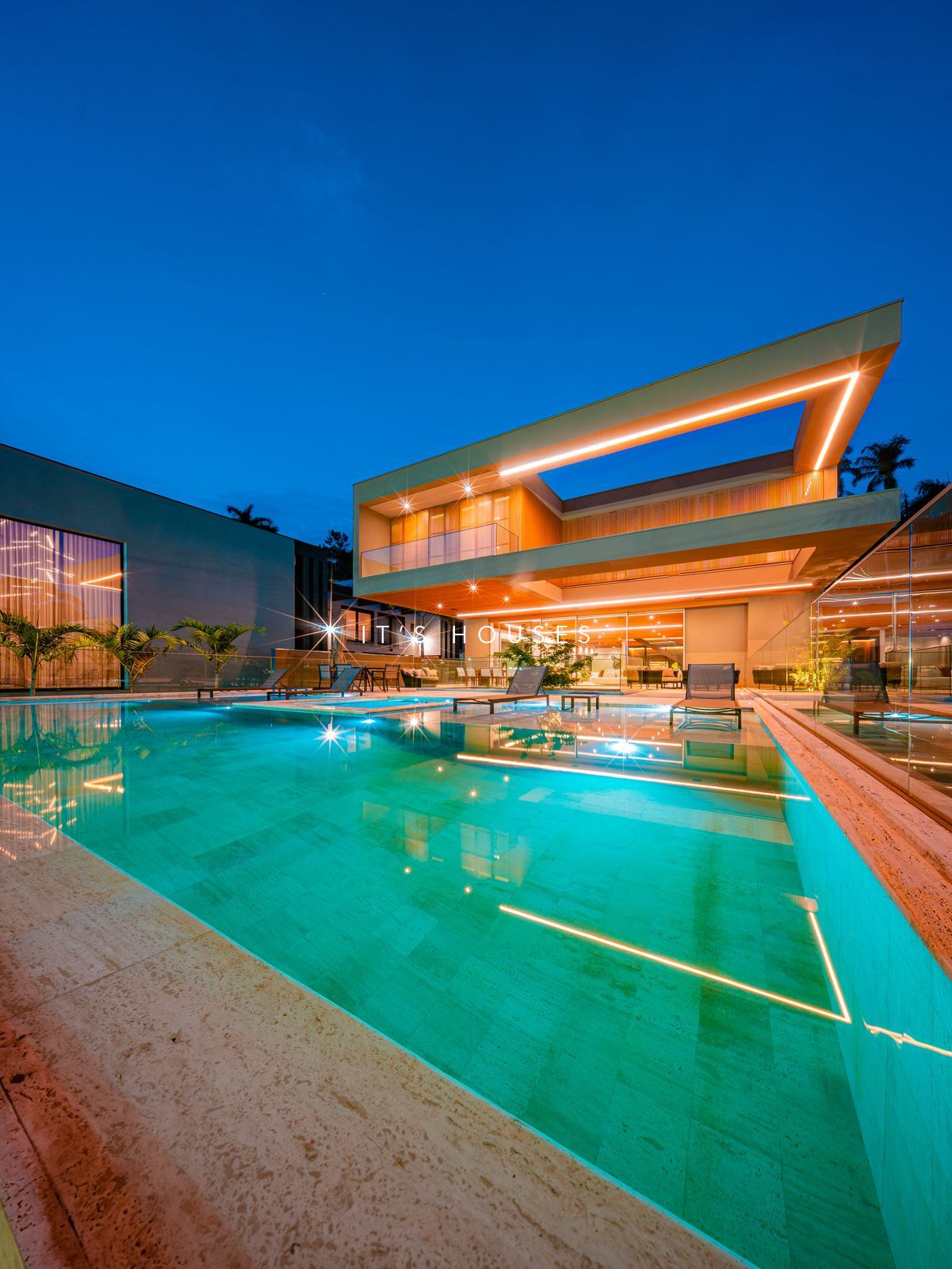 Piscina e área externa casa à venda em Tambore 2, Alphaville, Santana de Parnaíba — 5 suítes, 1100 m² — imagem 5 de 19