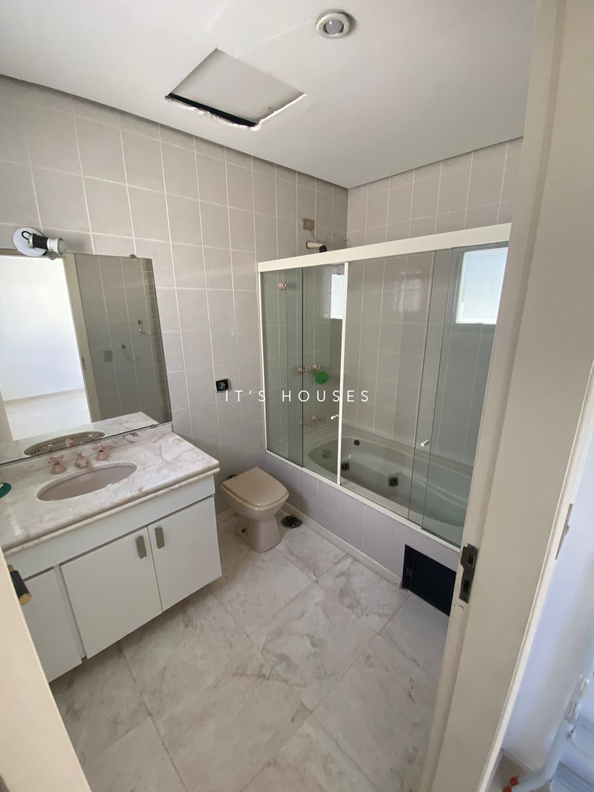Cozinha e área gourmet casa à venda em Alphaville Residencial 2, Alphaville, Barueri — 5 suítes, 560 m² — imagem 3 de 20