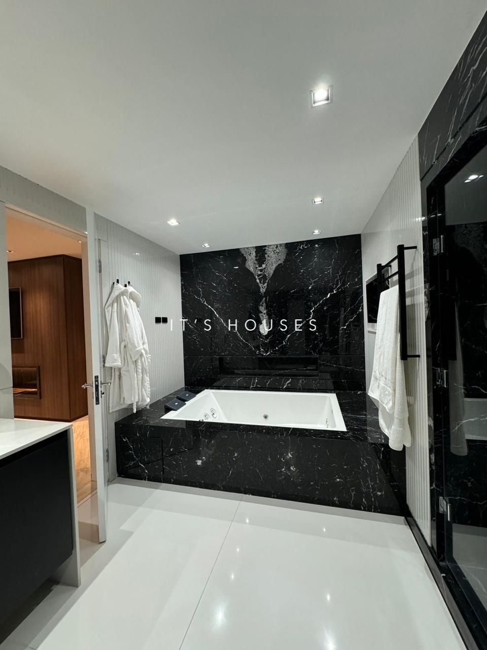 Área de convivência casa à venda em Alphaville Residencial 2, Alphaville, Barueri — 4 suítes, 560 m² — imagem 6 de 40
