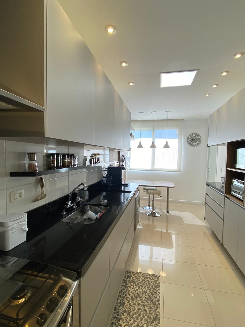 Cozinha e área gourmet apartamento para alugar em Terracos Tambore, Alphaville, Santana de Parnaíba — 3 suítes, 201 m² — imagem 3 de 23