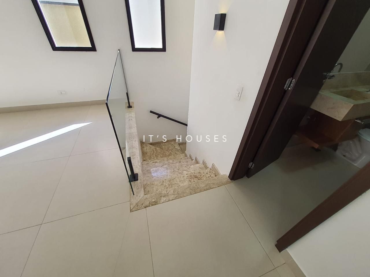 Área de convivência casa à venda em New Ville, Alphaville, Santana de Parnaíba — 2 suítes, 270 m² — imagem 6 de 34