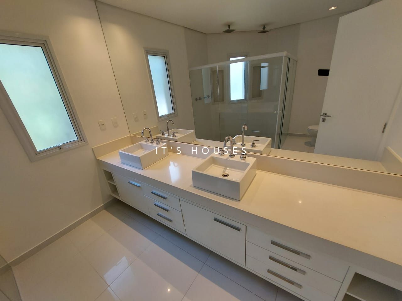 Cozinha e área gourmet casa à venda ou para alugar em Alphaville Residencial 11, Alphaville, Santana de Parnaíba — 2 suítes, 562 m² — imagem 3 de 12
