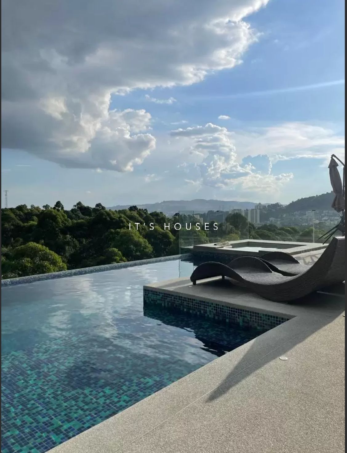 Fachada casa à venda em Residencial Tambore 10 , Alphaville, Santana de Parnaíba — 5 suítes, 680 m² — imagem 1 de 14
