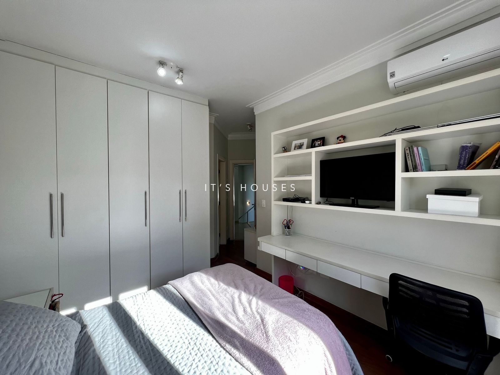 Suíte principal casa à venda em Valville 1, Alphaville, Santana de Parnaíba — 4 suítes, 452 m² — imagem 4 de 20
