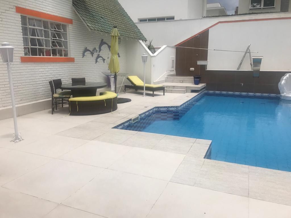 Piscina e área externa casa à venda em Alphaville Residencial 4, Alphaville, Santana de Parnaíba — 4 suítes, 850 m² — imagem 5 de 10