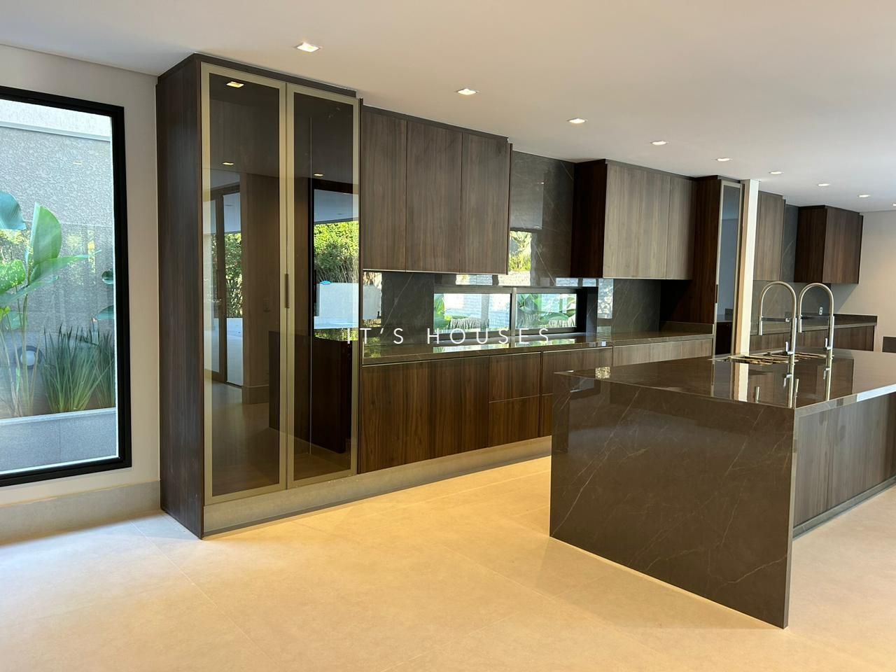 Sala de estar casa à venda em 18 do Forte, Alphaville, Santana de Parnaíba — 4 suítes, 753 m² — imagem 2 de 15