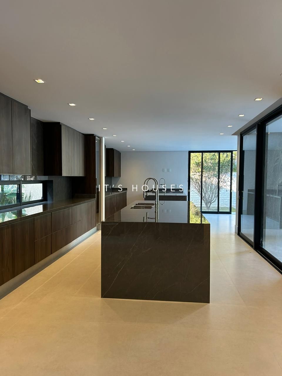 Cozinha e área gourmet casa à venda em 18 do Forte, Alphaville, Santana de Parnaíba — 4 suítes, 753 m² — imagem 3 de 15