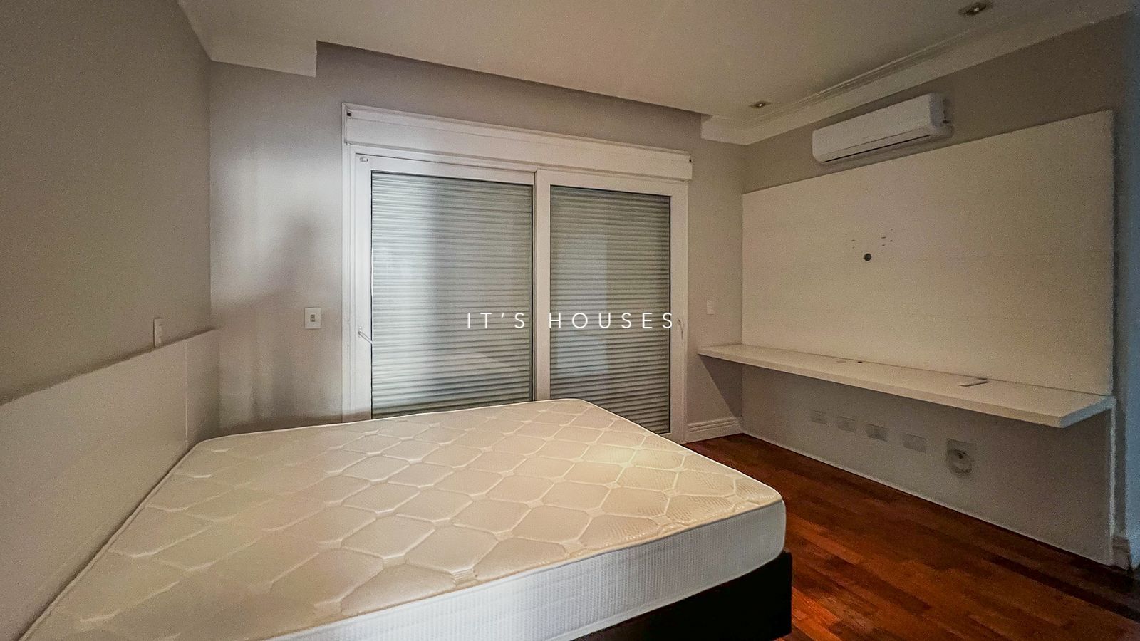 Sala de estar casa à venda ou para alugar em Residencial Tambore 10 , Alphaville, Santana de Parnaíba — 4 suítes, 525 m² — imagem 2 de 30