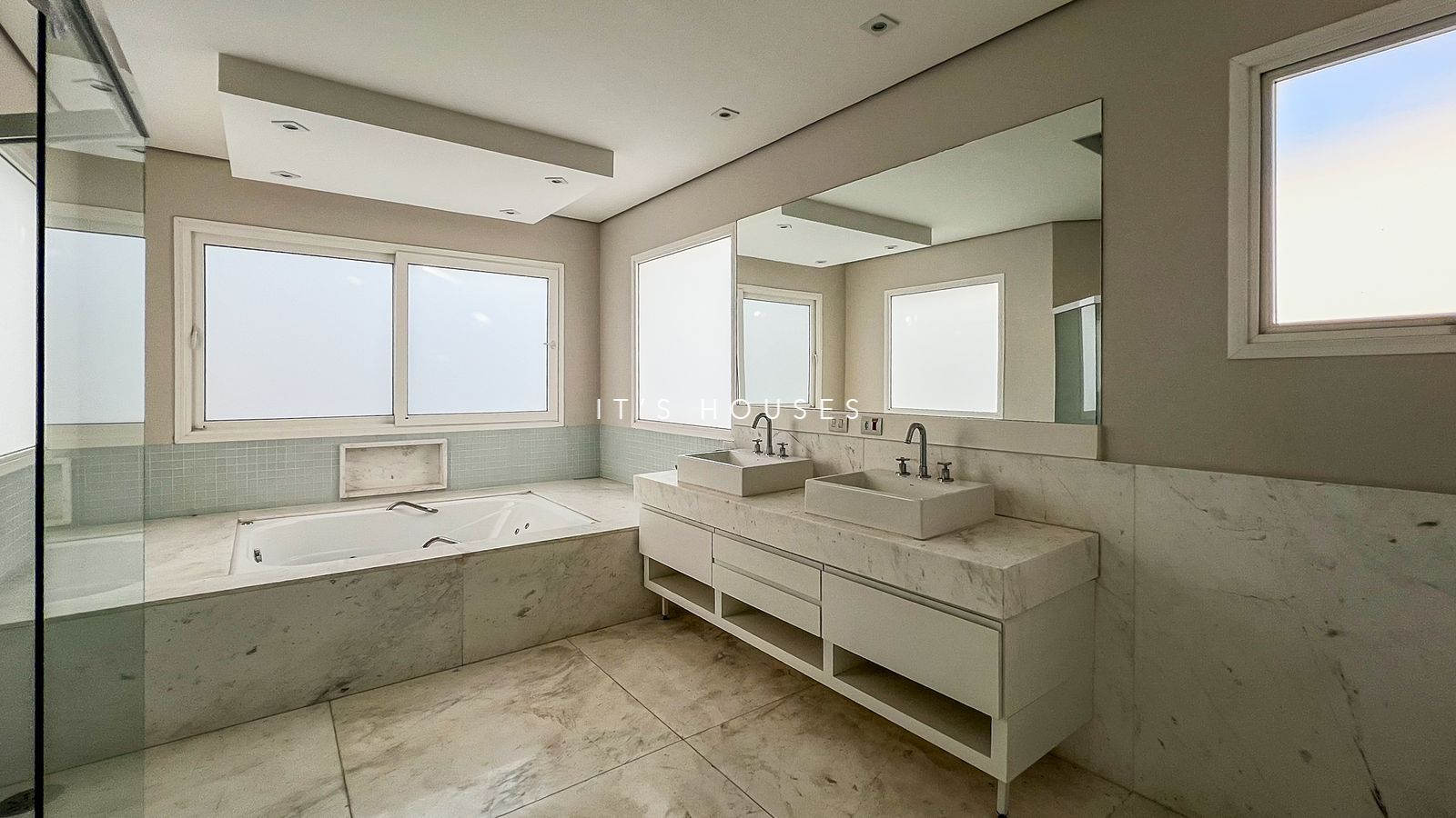 Cozinha e área gourmet casa à venda ou para alugar em Residencial Tambore 10 , Alphaville, Santana de Parnaíba — 4 suítes, 525 m² — imagem 3 de 30