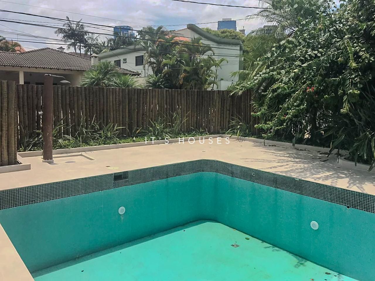 Piscina e área externa casa à venda em Alphaville Residencial 2, Alphaville, Barueri — 4 suítes, 650 m² — imagem 5 de 16