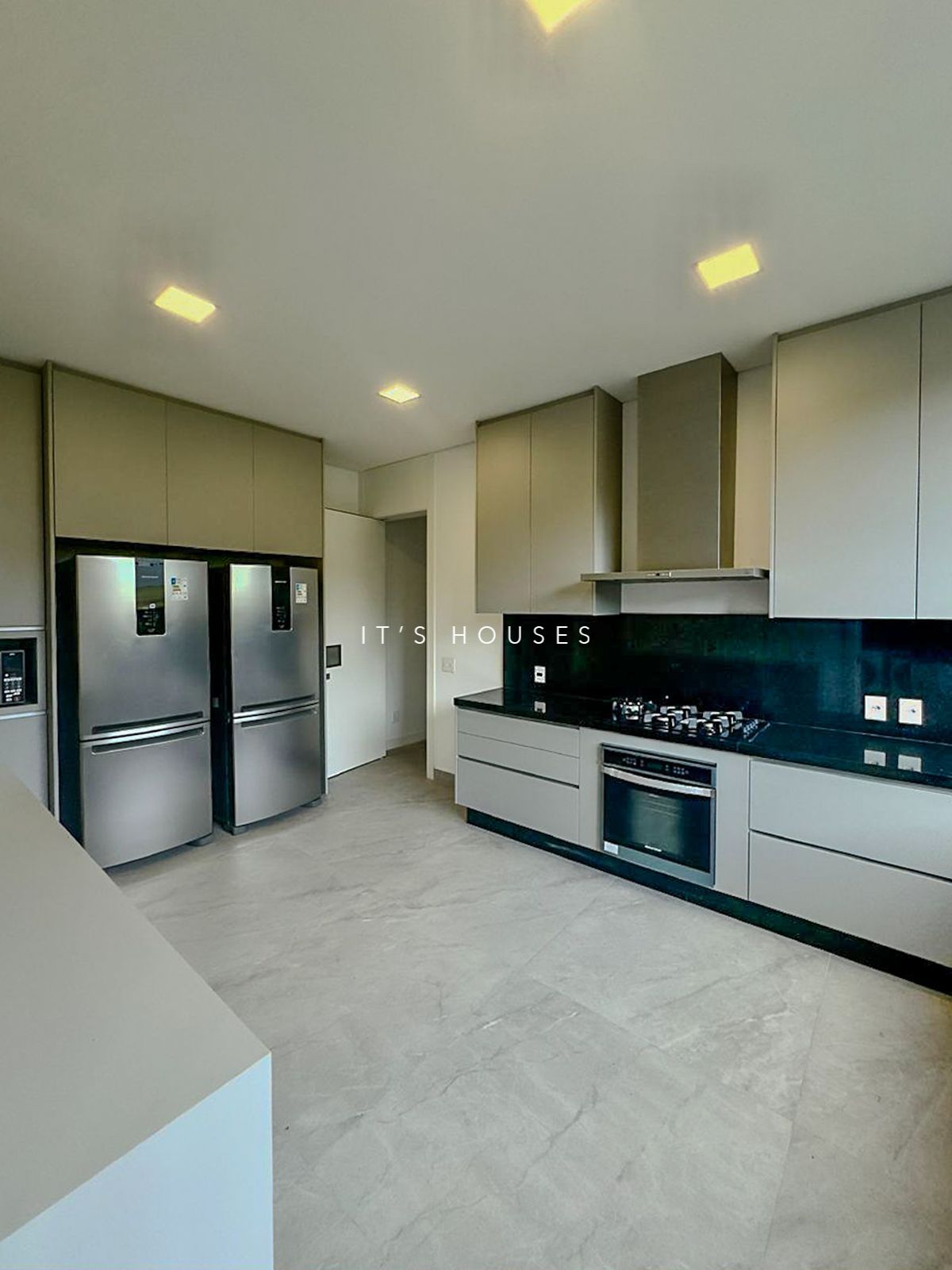 Suíte principal casa à venda ou para alugar em Residencial Tambore 10 , Alphaville, Santana de Parnaíba — 4 suítes, 544 m² — imagem 4 de 19
