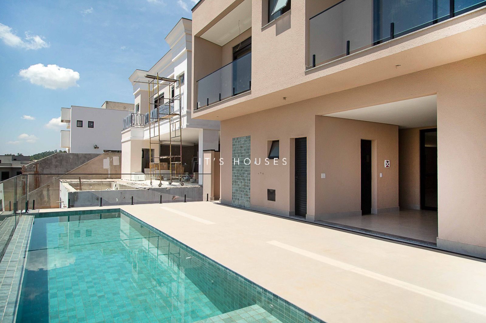 Fachada casa à venda em Itahye Residencial, Alphaville, Barueri — 5 suítes, 501 m² — imagem 1 de 30