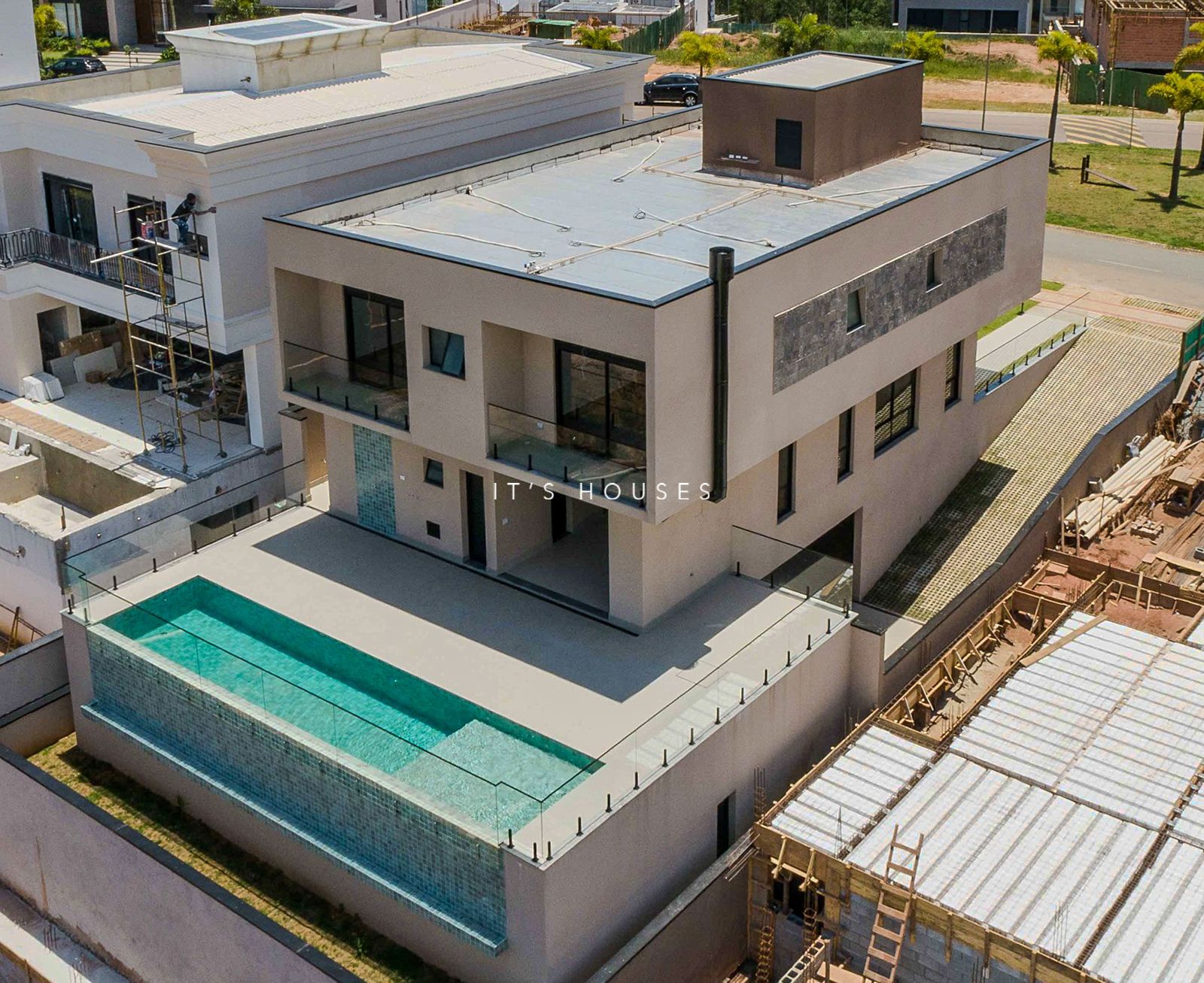 Sala de estar casa à venda em Itahye Residencial, Alphaville, Barueri — 5 suítes, 501 m² — imagem 2 de 30