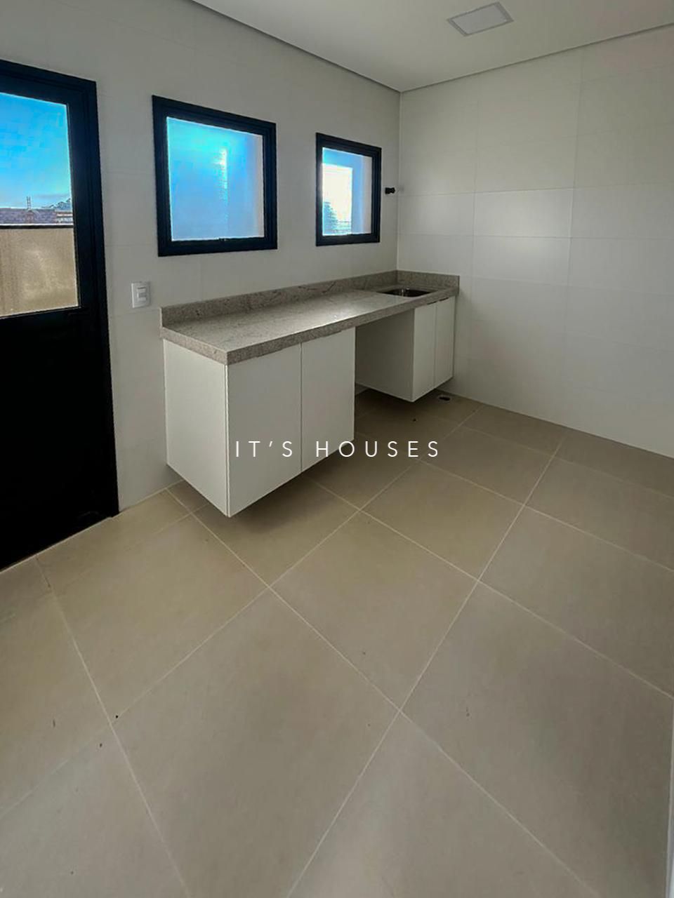 Sala de estar casa à venda em Itahye Residencial, Alphaville, Barueri — 4 suítes, 422 m² — imagem 2 de 13